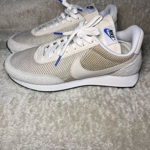 Gently used Nike Daybreak sneakers. Men’s size 7 Women’s size 9